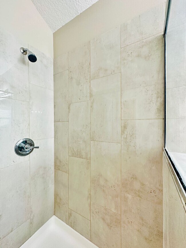 Building Photo - **BRAND NEW CARPETS** Beautiful Home in Bl...
