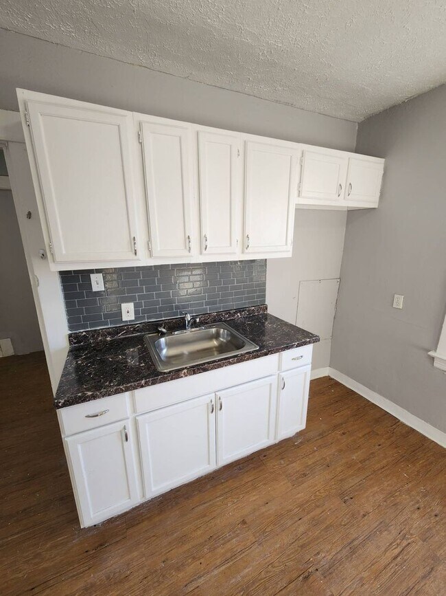 Building Photo - 11702 Honeydale Ave