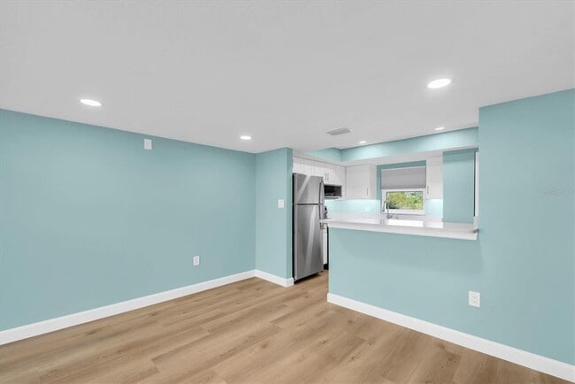 Building Photo - 7050 Sunset Dr S