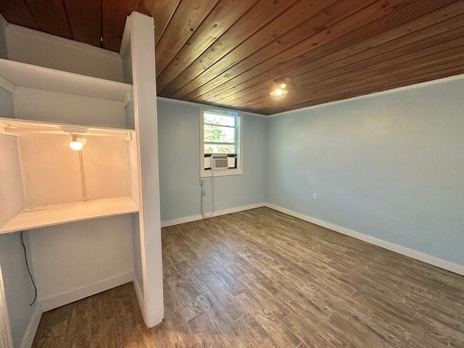 Building Photo - Cozy Home in Bokeelia - Available Now