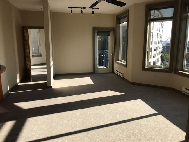 Building Photo - Belltown Court 2 Bedroom 2 Bath Condo with...