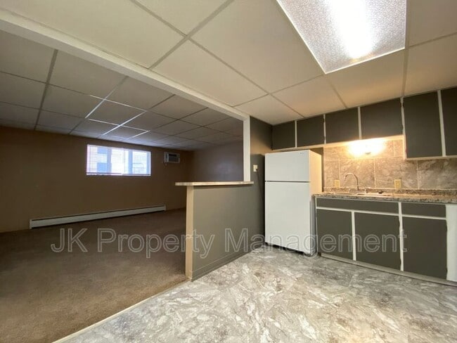 Building Photo - 1401-142B 2b St S