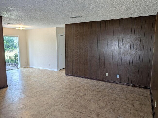 Building Photo - 402 Skyline Ave