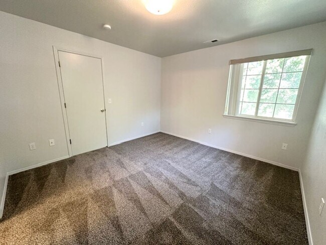 Building Photo - Fully renovated 2nd floor apartment available soon!