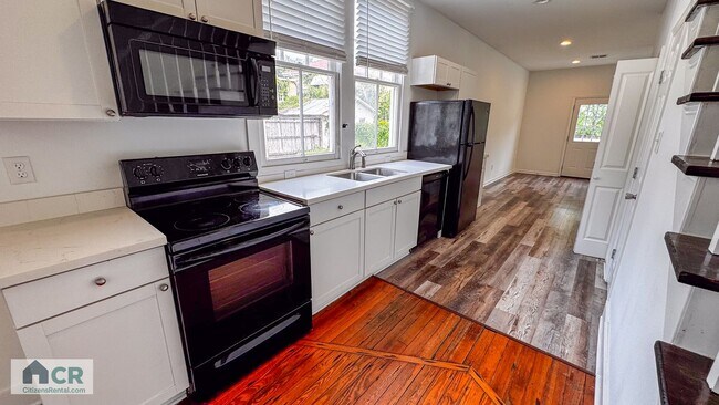 Building Photo - 5bd/2ba Near Campus and Stadium! Available for 2026-2027! Text (510) 631-1171