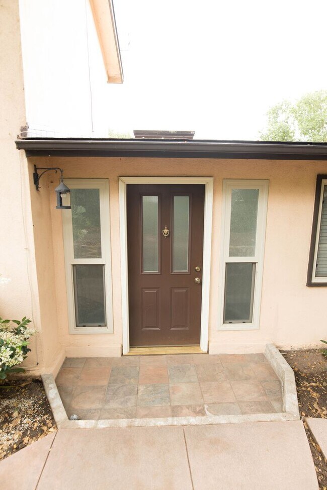 Building Photo - 3 Bedroom 2 Bathroom Home in Mission Canyon