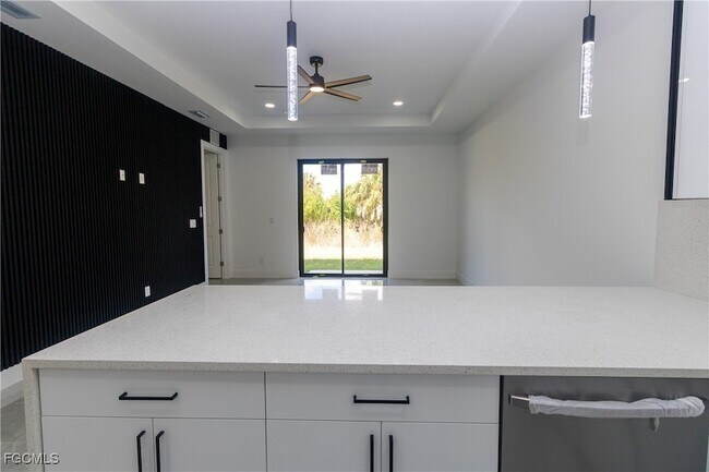 Building Photo - 843 Duplex St E