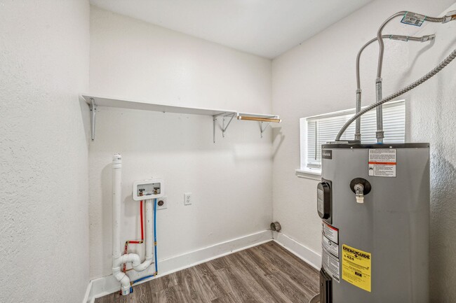 Building Photo - 562 N Race