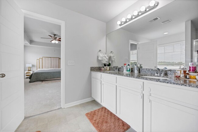 Building Photo - 300 Barony Pl Dr