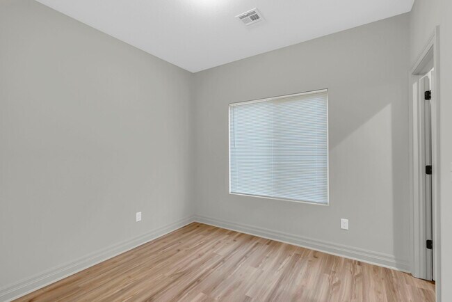 Building Photo - 1923 Sutton Ct