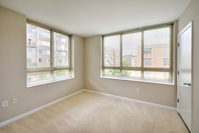 Building Photo - Modern Comfort 2BD/1BTH  in Navy Yard & So...
