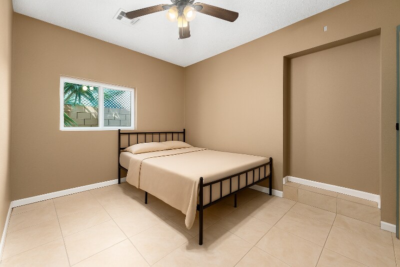 Building Photo - 2348 W Laurel Ln