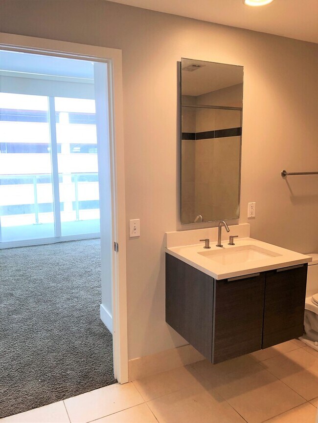 Building Photo - Luxury 2BR Signature Place Condo in Downto...