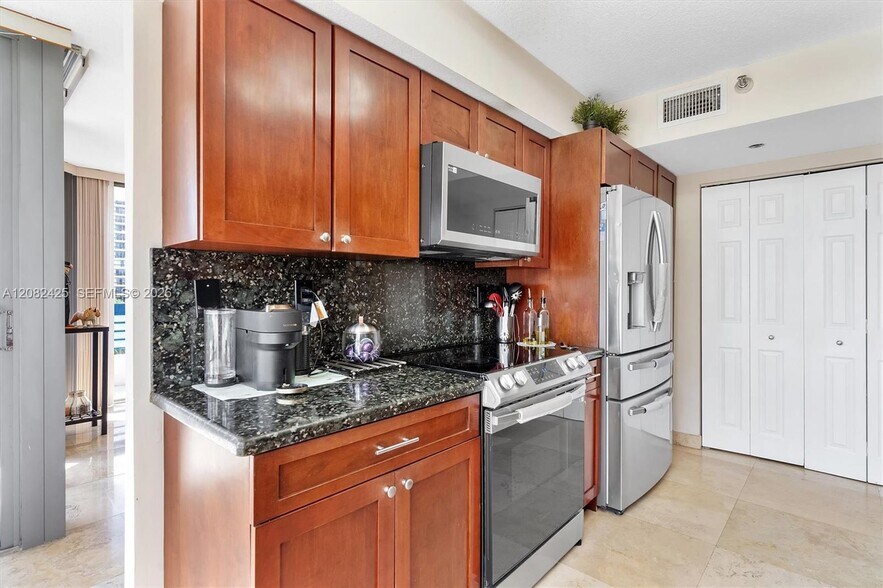 Building Photo - 3500 Mystic Pointe Dr