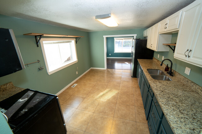 Large granite countertop. Shelves for storing pots and pans - 5410 Monaco St