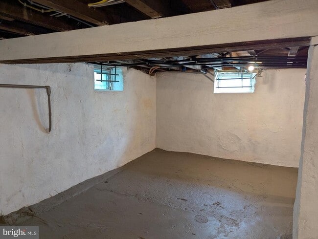Building Photo - 449 Roslyn Ave