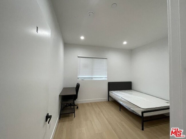 Building Photo - 1340 W 37th St