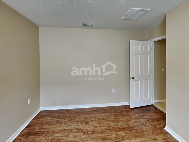 Building Photo - 15505 Martinmeadow Dr