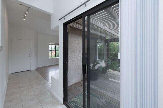 Building Photo - Spacious 3 Bedroom  2.5 Bath | East Ventura | Unfurnished