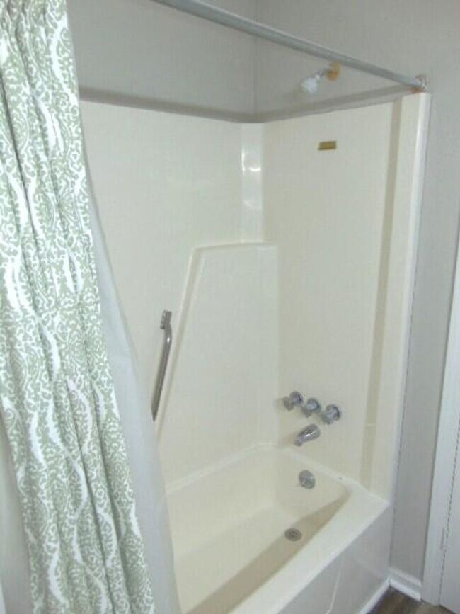 Building Photo - END UNIT TOWNHOME