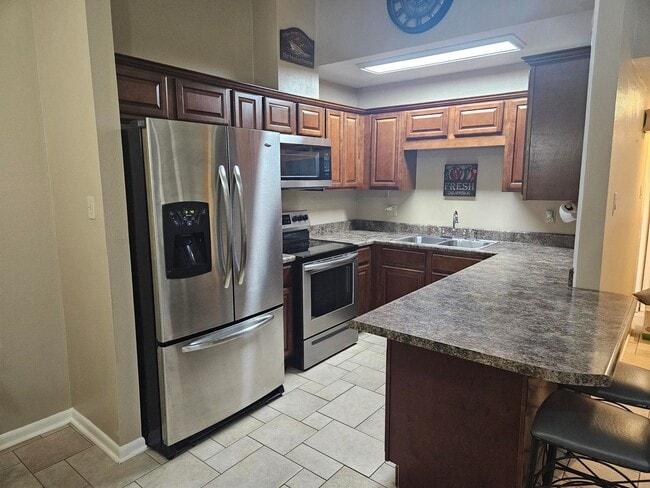 Building Photo - 2 or 3 Bed / 2 Bath Condo in Greenbriar Available Soon!