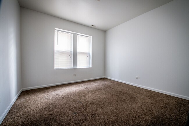 Building Photo - 1101 N LeClaire