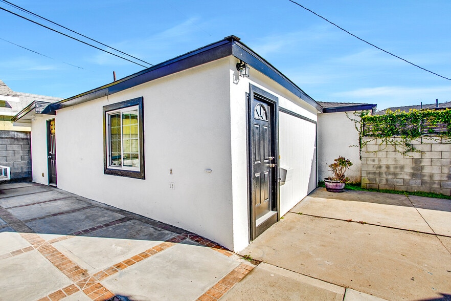 Building Photo - 4132 Beethoven St