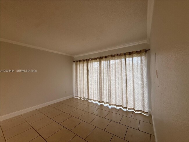 Building Photo - 9140 Fontainebleau Blvd
