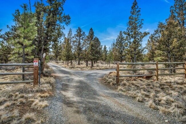 Building Photo - Rare Tumalo Retreat on 10 Acres with Barn!