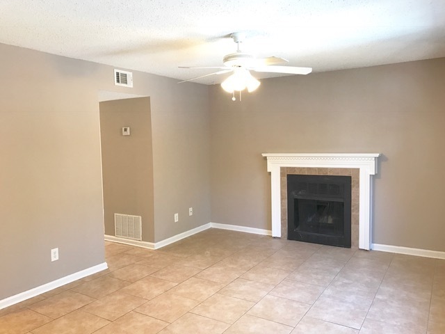 Building Photo - LIlburn 2 Bed/2.5 Bath End Unit Townhouse!...