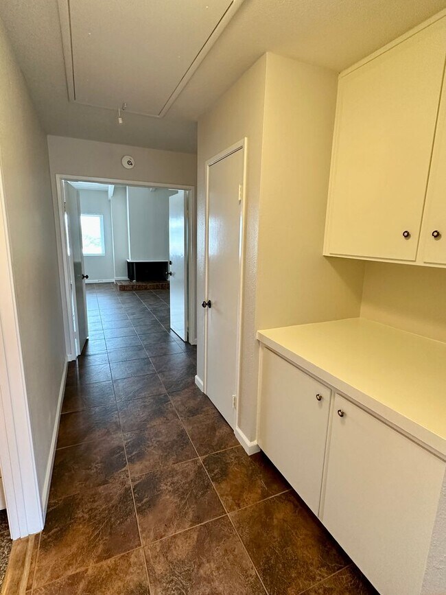Building Photo - 3266 Loma Riviera Dr