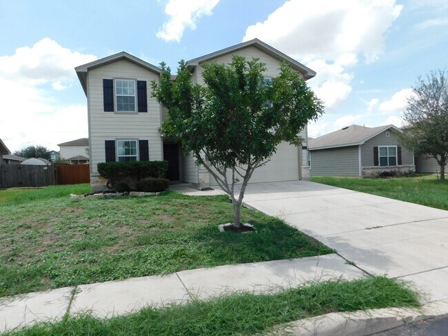 Building Photo - Beautiful, spacious 4 bedroom, 2.5 bath ho...