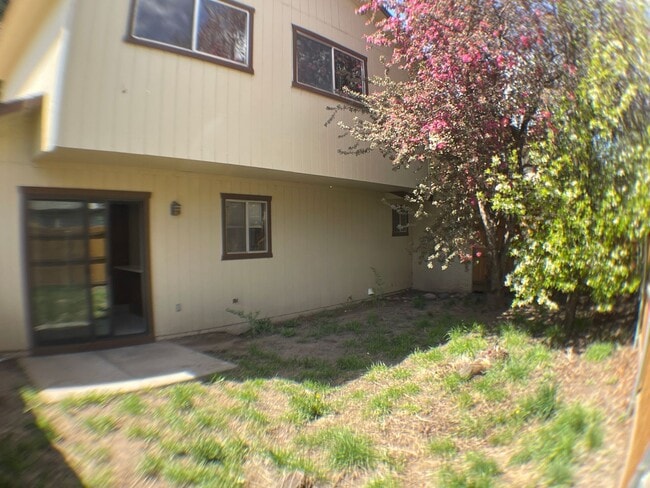 Building Photo - Super End unit Townhouse!!