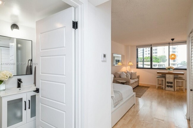 Building Photo - 540 Brickell Key Dr