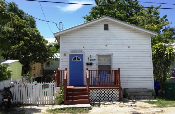 Building Photo - 2 bed + Den 1 bath Single Family House in Bahama Village