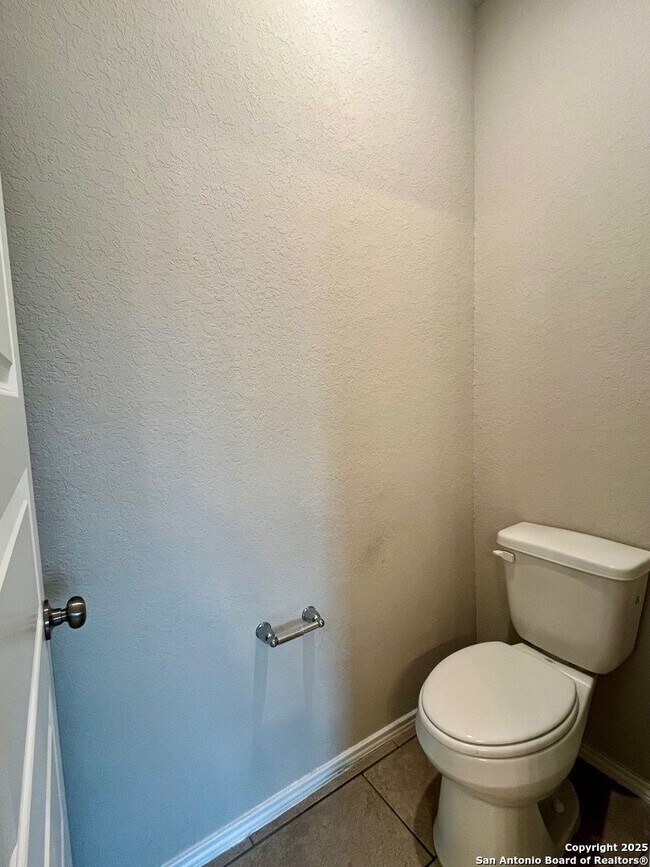 Building Photo - 3/2 Single Story Conveniently Located to B...