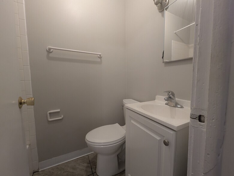 Building Photo - 3824 N Fremont