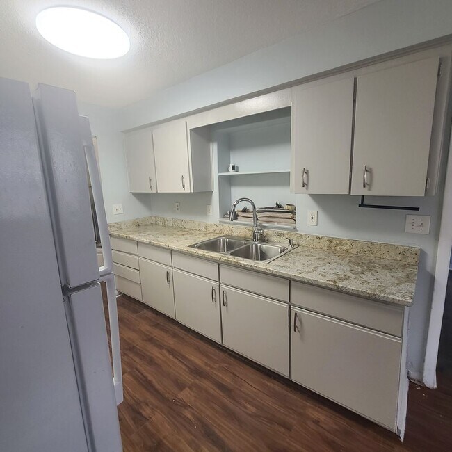 Building Photo - Charming Three Bedroom One Bathroom House ...
