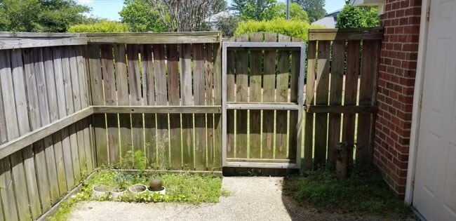 Building Photo - 18 Upton Ct Dr