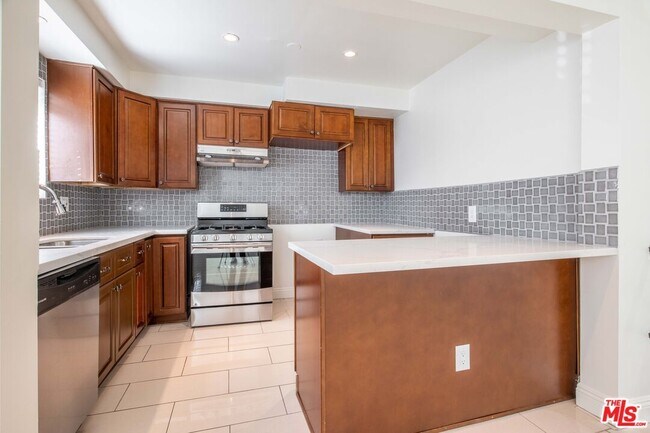 Building Photo - 148 S Reeves Dr
