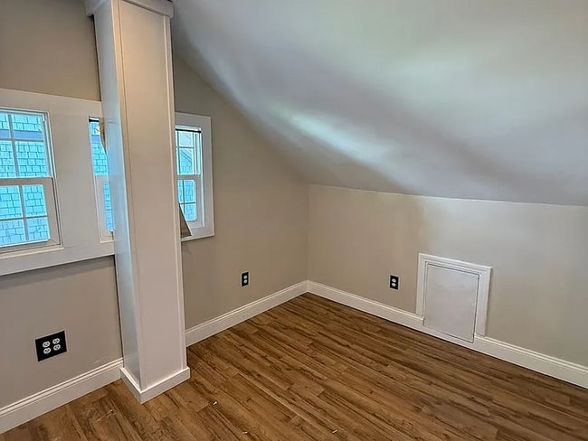 Building Photo - This remodeled 3-bedroom, 2-bath home