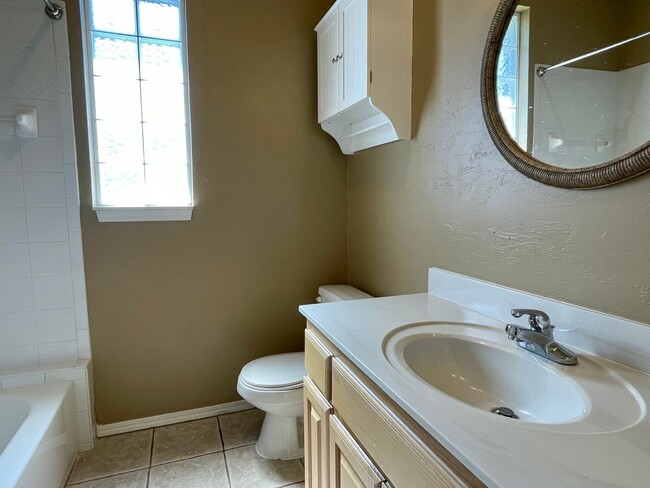 Building Photo - Beautiful 3 bed 2 bath home in a great loc...