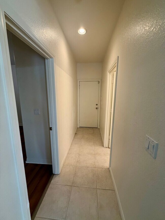 Building Photo - Lovely, large 4 bedroom