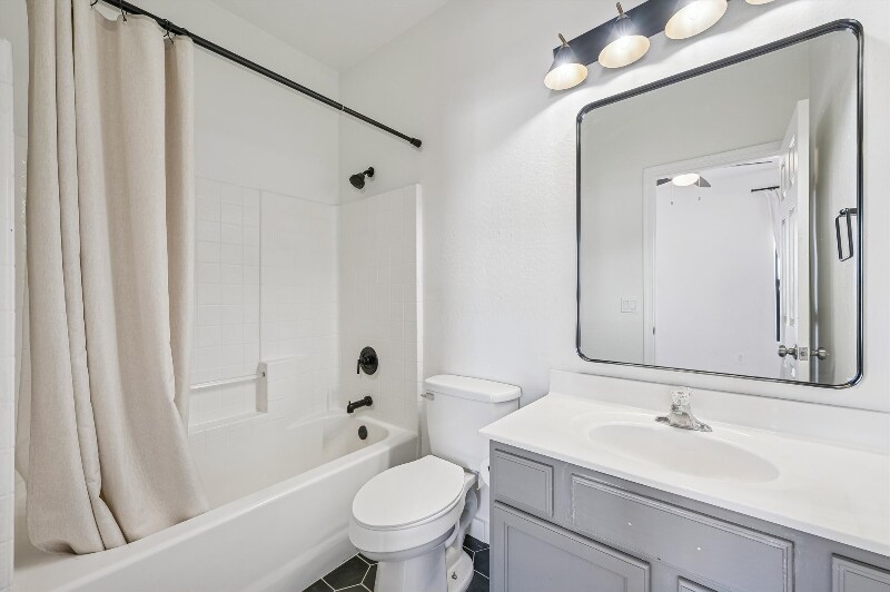 Building Photo - 525 N Miller Rd