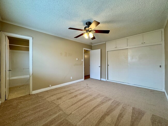 Building Photo - LIGHT & BRIGHT SPACIOUS UPSTAIRS 2 BEDRM I...