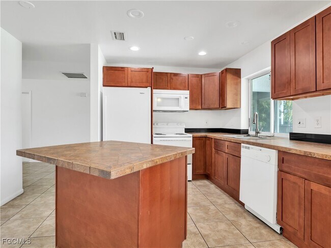 Building Photo - 209 SW 10th Terrace