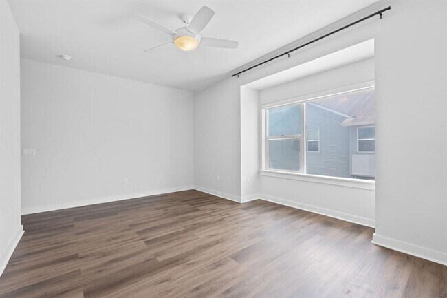 Building Photo - 301 W Stassney Ln