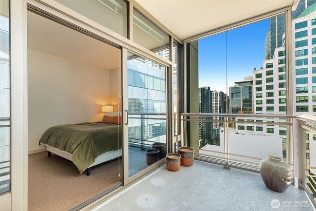 Building Photo - 1000 1st Ave