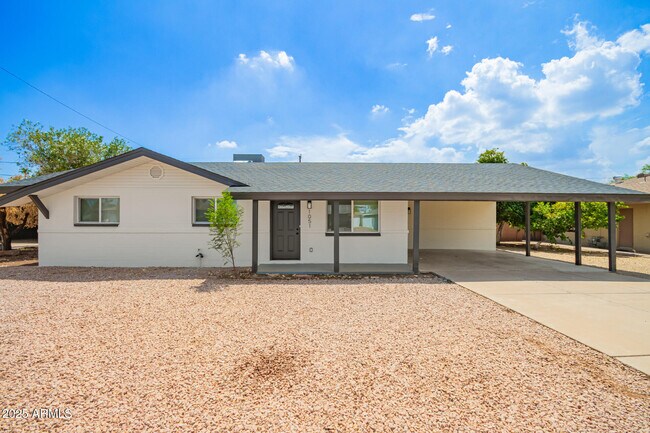 Primary Photo - 1051 E Loyola Dr