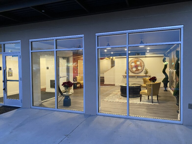 Building Photo - 550 New Holland Ave